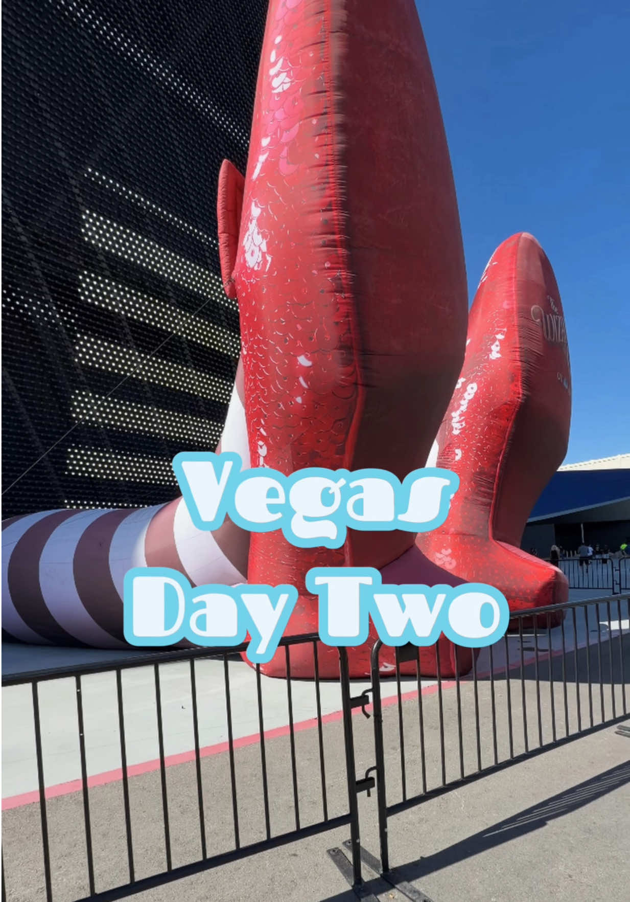 Somewhere over the rainbow… we ended up in Vegas 🌈✨ Wizard of Oz at the Sphere, Kelly Clarkson’s insane vocals, good...