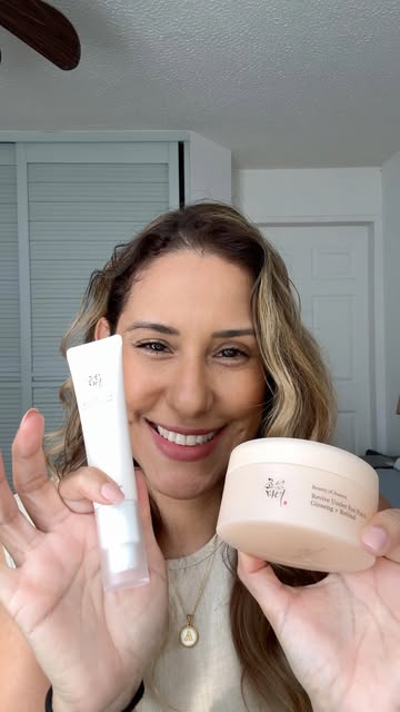 Mi pequeño ritual antes de maquillarme ✨ Aplico Revive Eye Serum, pongo los Revive Eye Patches encima y me tomo 20–30...