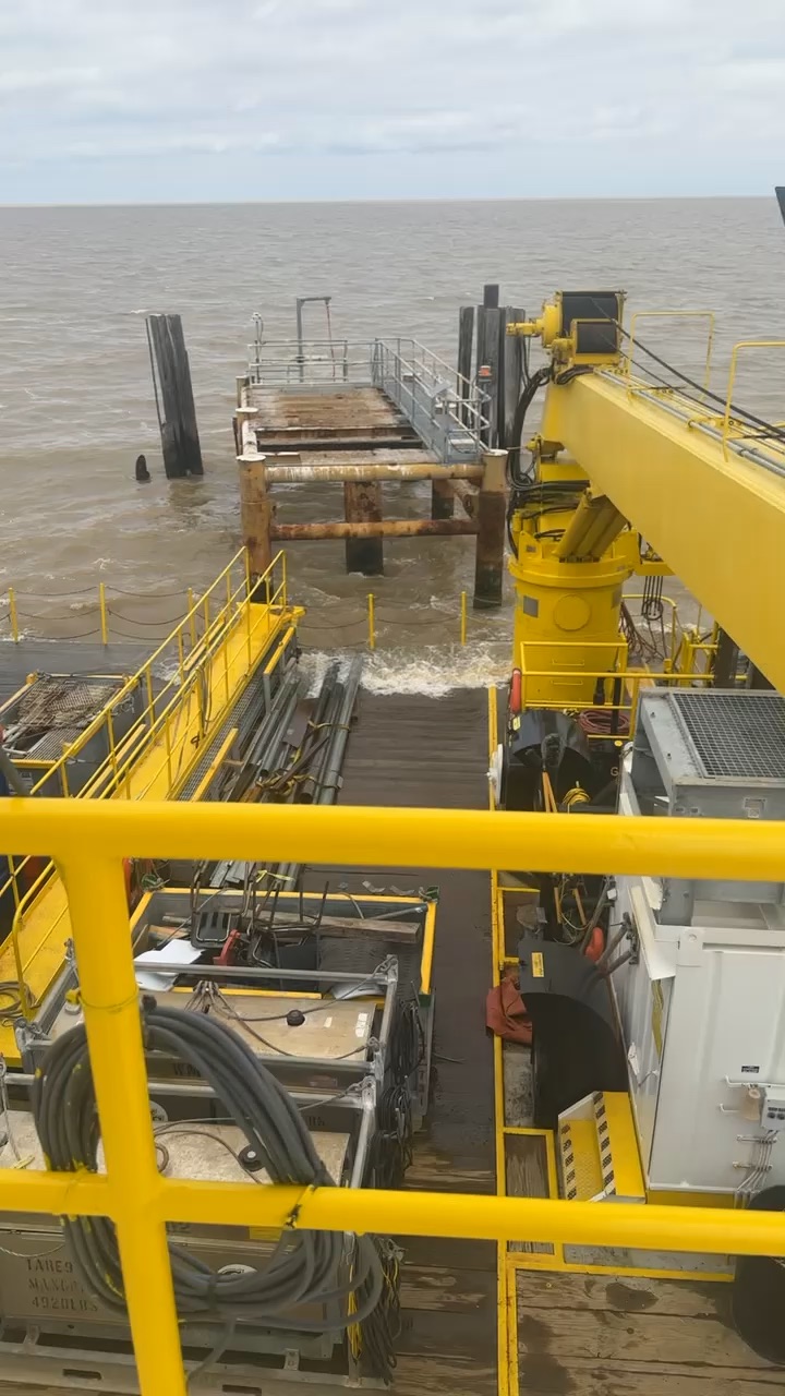Jacking a hydraulic lift boat into the water