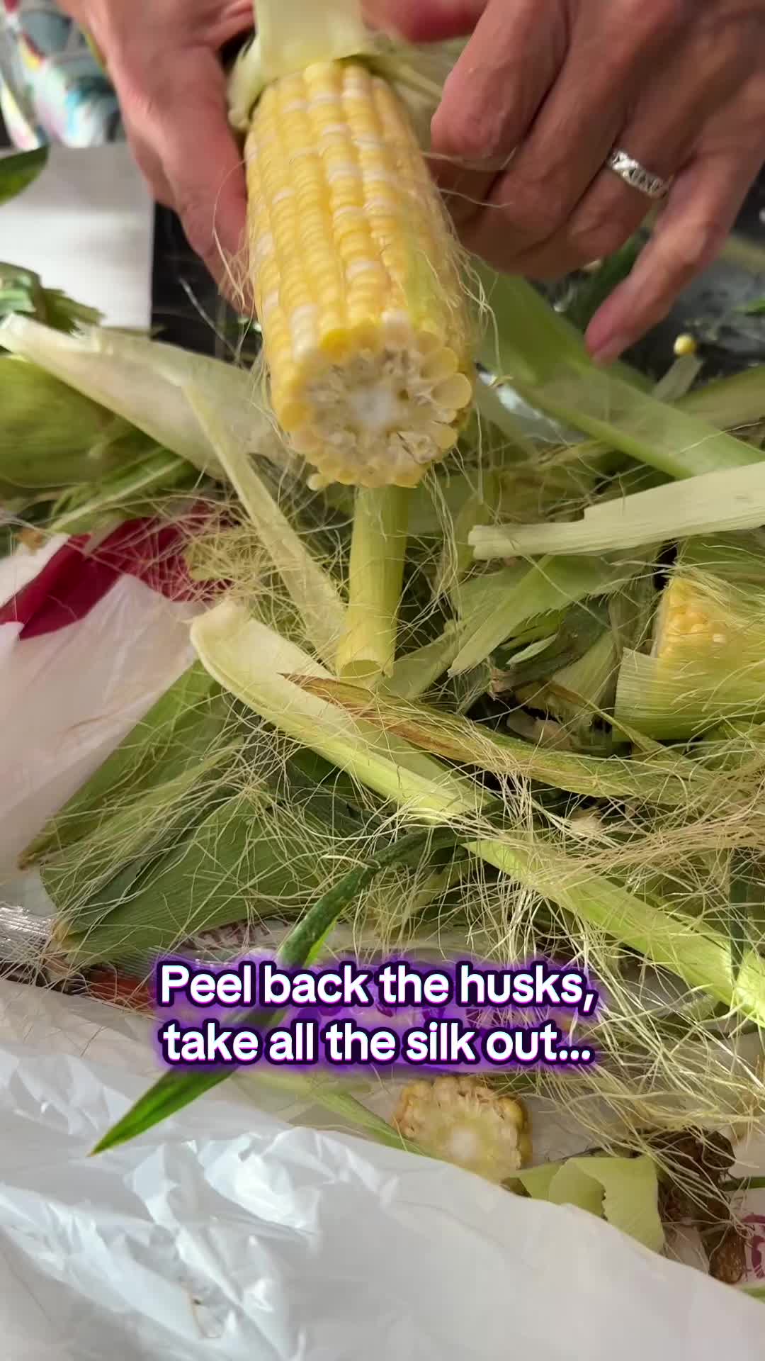 Getting that good cooking in…. don’t you love sweet corn!🌽 #summergrilling #sweetcorn #grilledcorn #grilling #laborday