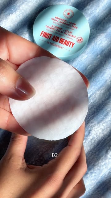 My favorite tip for makeup prep💋💄: Brighten and Glow Facial Radiance Pads by @firstaidbeauty #ad #gifted #skincare...