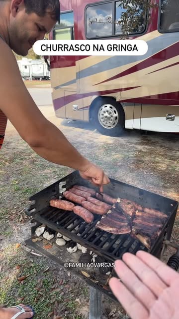 Ele não pode ver uma churrasqueira que já quer fazer Churrasco. #churrasconagringa #amochurrasco