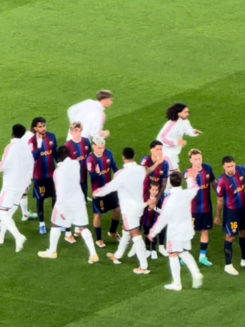 😎 EL SALUDO ENTRE LAMINE YAMAL Y KYLIAN MBAPPÉ EN EL CLÁSICO @guillecasquero #lamineyamal #kylianmbappé #deportesent...