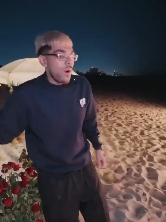 The exact second Alabama Barker walked onto the sand and saw what N3on prepared. 🤯 Everything from the roses to the...