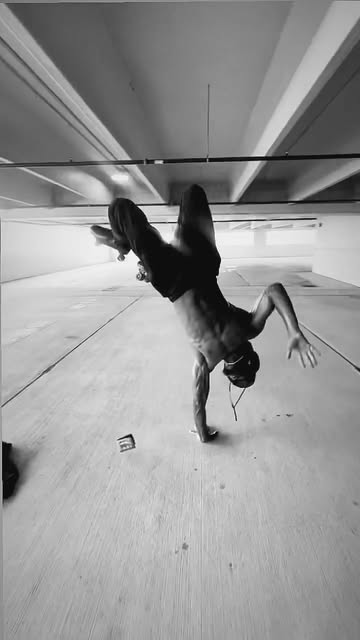 Working on some more MOVES a fun parking garage smooth SESH! Roller skating szn🛼. 🎥 : PAPI CHARGE 🤣🤣⚡️🔋 ⚡️ ⚡️ ⚡️...