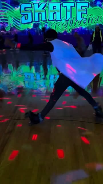 🍁⚡️🍂Smooth charging UP with the season 🍂⚡️🍁 W/ @radarwheels 🎥 Gotta get smooth 😜⚡️⚡️⚡️🥼🥼 Rollerskating #rolle...