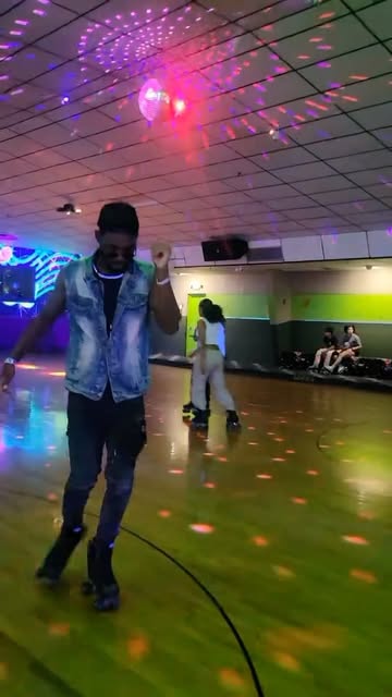 That’s tuff Imma sauce then double up 🍸 #rollerskating #papicharge ⚡️ ⚡️ 🍸 ⚡️ ⚡️ ⚡️ 🍸🍸 #jamskate #danceskate #dan...