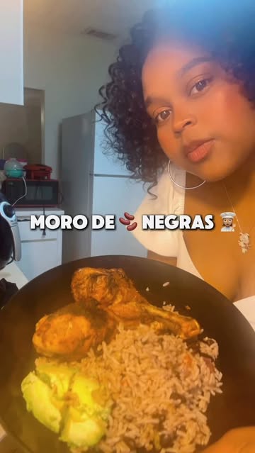 Homemade 👩🏽‍🍳 moro de habichuelas because nothing hits like comida hecha en casa 😮‍💨🍚🫘✨ Un chin de cooking, un...
