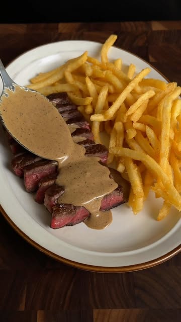 Juicy steak, crispy fries, and that creamy peppercorn sauce… you need to try this. 🥩🍟🔥 STEAK FRITES WITH CREAMY PE...