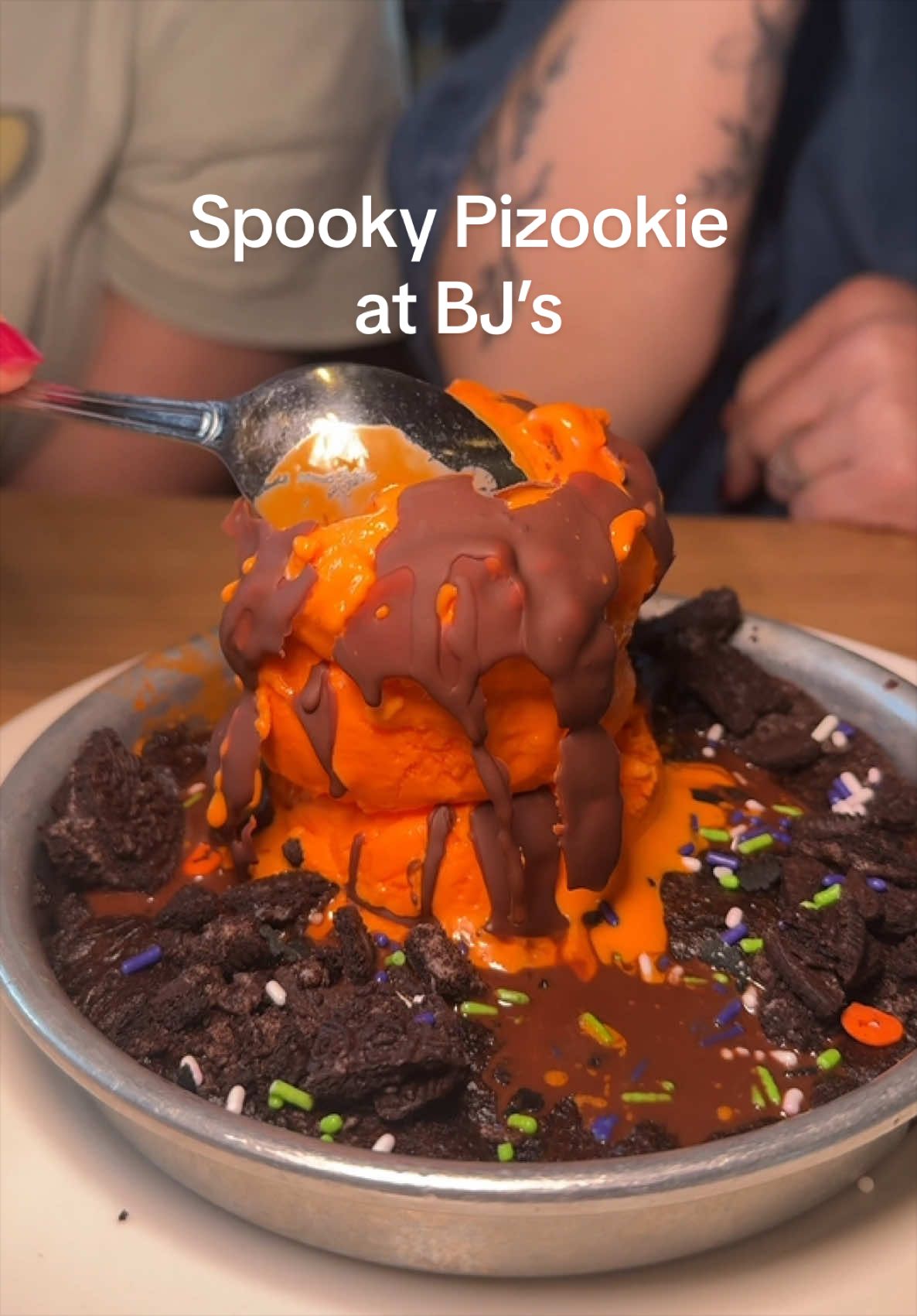 Spooky Pizookie season at @bjsrestaurants 👻 #bjsrestaurantspartner #bjsrestaurant #spookypizookie #pizookie