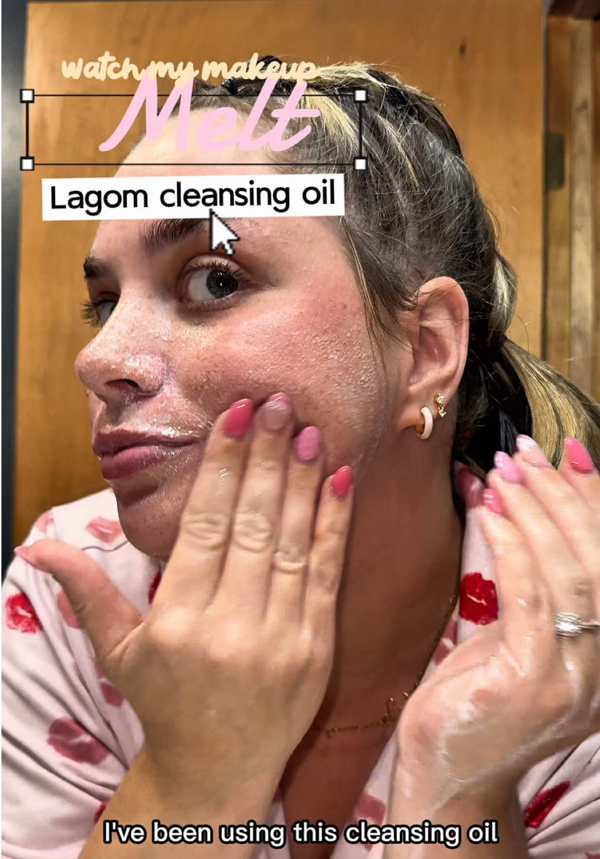 A little nighttime makeup-melting moment ✨🫧 This cleansing oil has become such a satisfying first step in my routine...