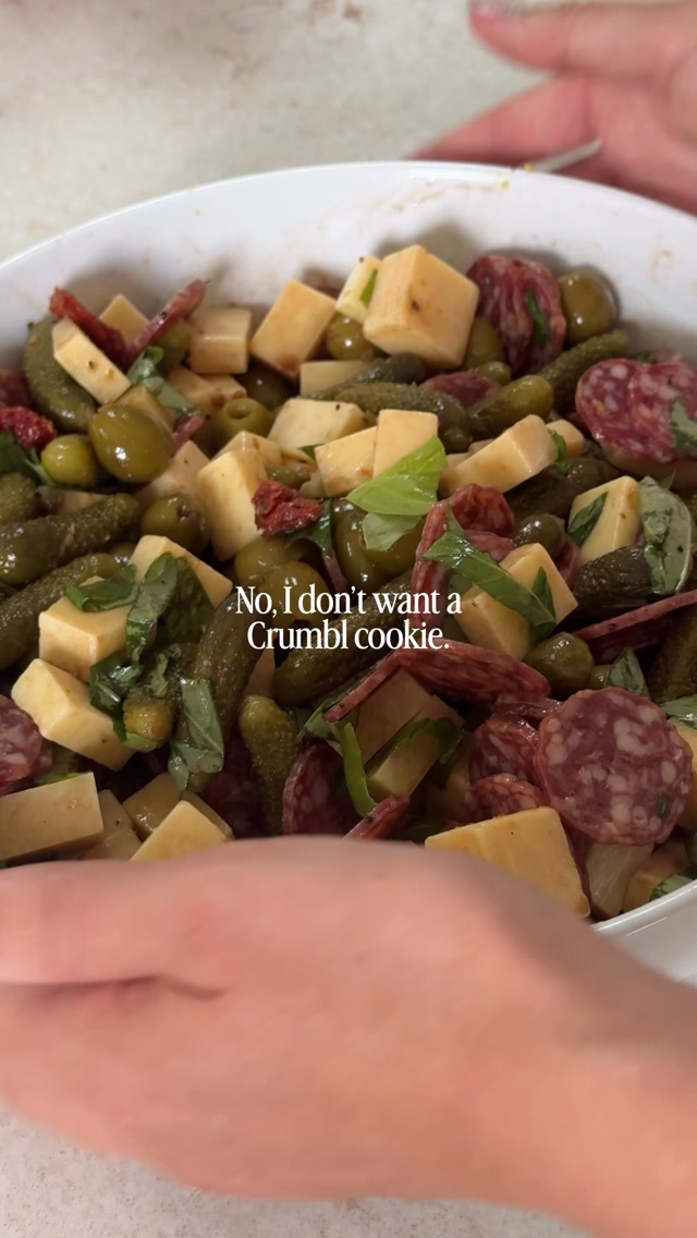 Charcuterie Cocktail Mix 🍸🫒🍋🥖🧀🍅 You’ll need: 1 cup cornichons 1 cup green olives 1 cup thick cut salami 1 cup E...