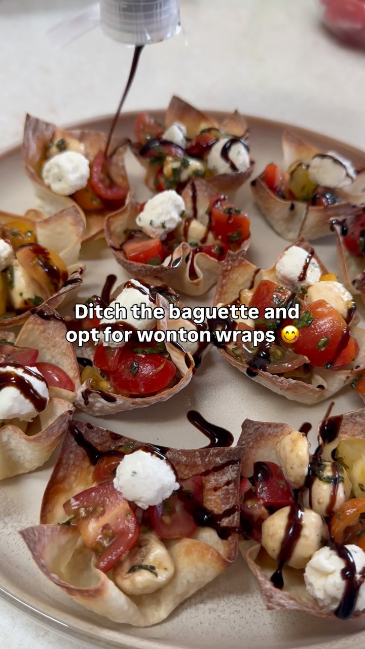 Bruschetta HACK!👩🏼‍🍳🇮🇹🍅 The perfect bite-sized appetizer for your next summer party, brunch, or wine night. The...