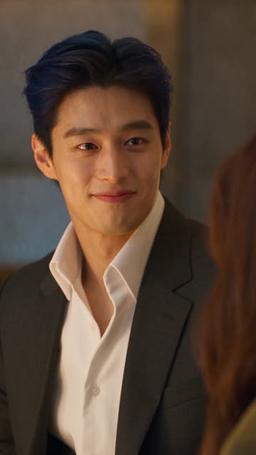 LET ME EXPLAIN 설명할 기회를 줘 Episode 9 · 제9화 He recognized someone. She saw something else. 그는 누군가를 알아봤다. 그녀는 다르게 받아들였다....