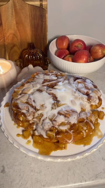 Possibly the best cinnamon rolls I’ve ever made 🍎🤎 These Caramel Apple Upside-Down Cinnamon Rolls are gooey, butter...