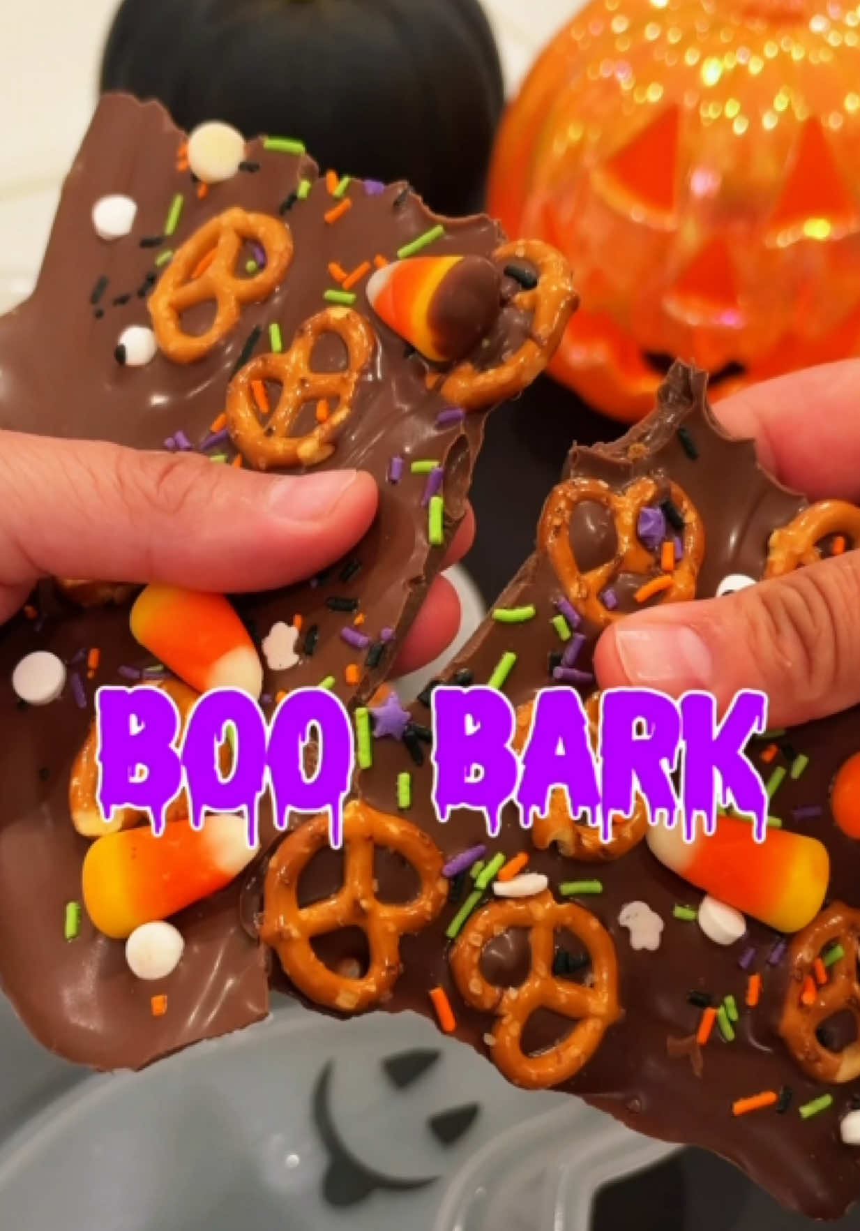 🎃🍫Such a fun Halloween Treat! My daughter has been begging to make Boo Bark all week! So we pulled out the chocolat...