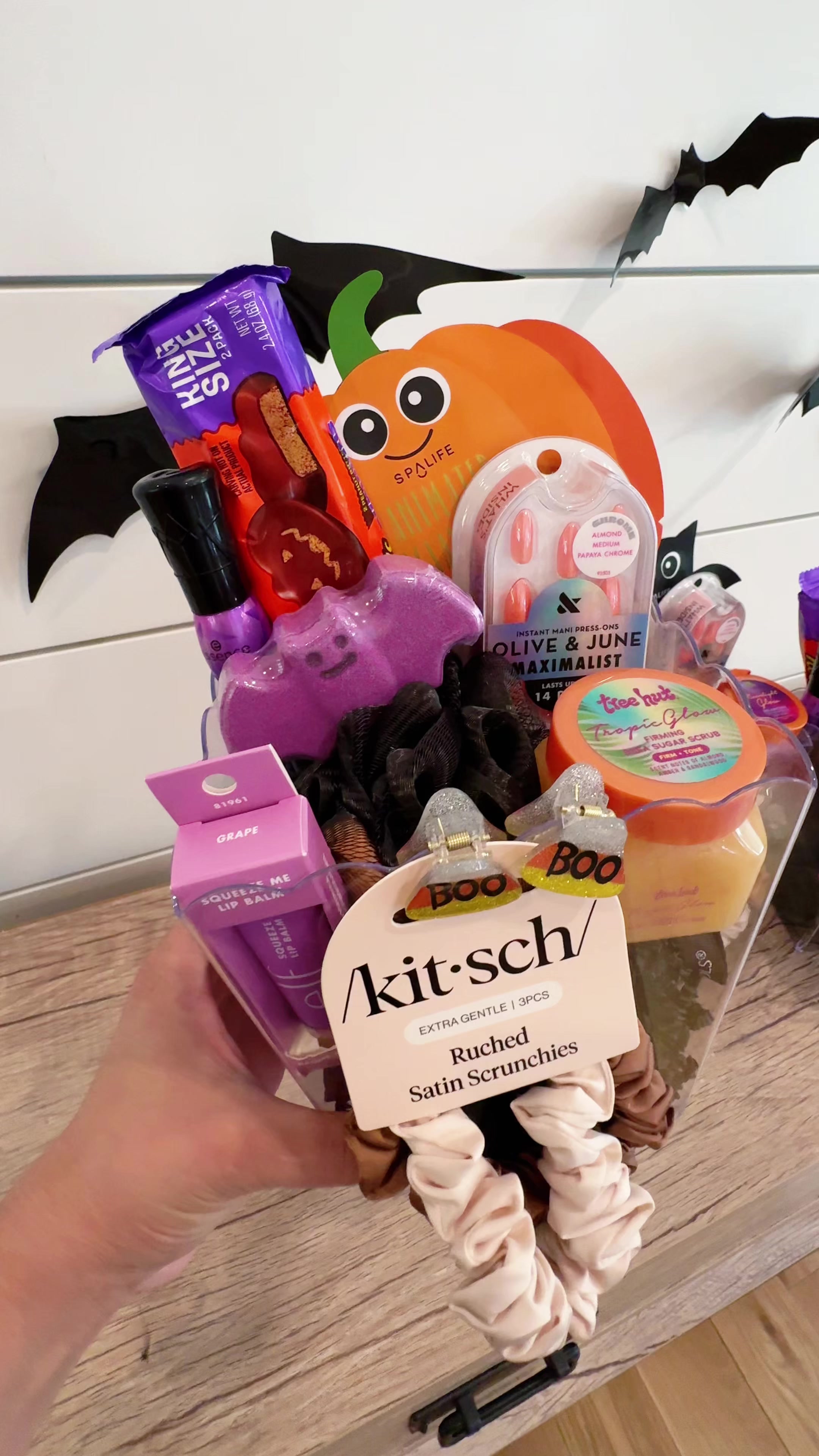 Boo Basket Idea for your Teen! 🎃👻 Comment BOO for links! #halloween #boobasket #boobaskets #halloweengifts #teengif...