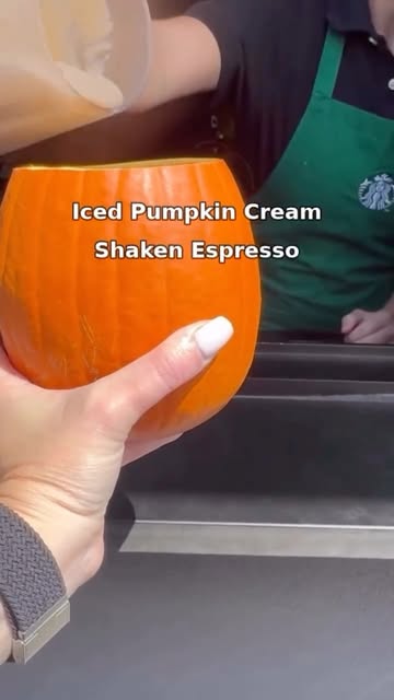 howww cute 🎃☕️ I tried the Iced Pumpkin Cream Shaken Espresso from @starbucks, and the espresso still tastes bold wh...