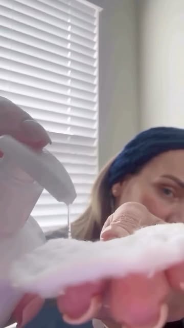 Hoy empecé con algo que me encanta: una limpieza facial. ✨ Una rutina sencilla con leche limpiadora, tónico, ácido hi...