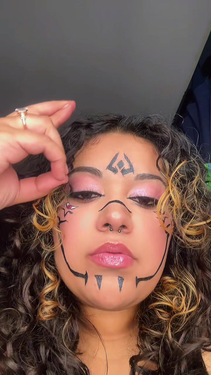Just me, living my best little life ✨🤍 ( be nice it’s my first time 😂) #jujutsukaisen #makeuptok