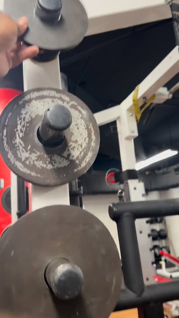 400lbs for 3 reps?? #weightlifting #bench #gym #shotput #trackandfield