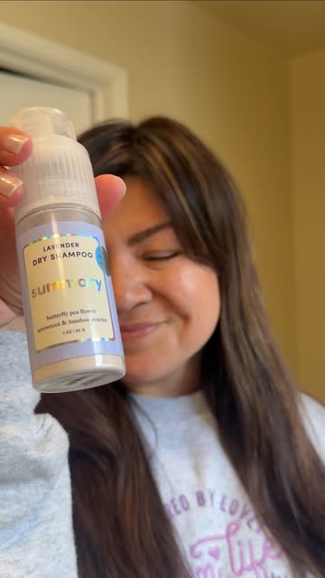 @summarybrand helping my hair stay refreshed #dryshampoo #motherhood #toddlermom #momhack #haircare