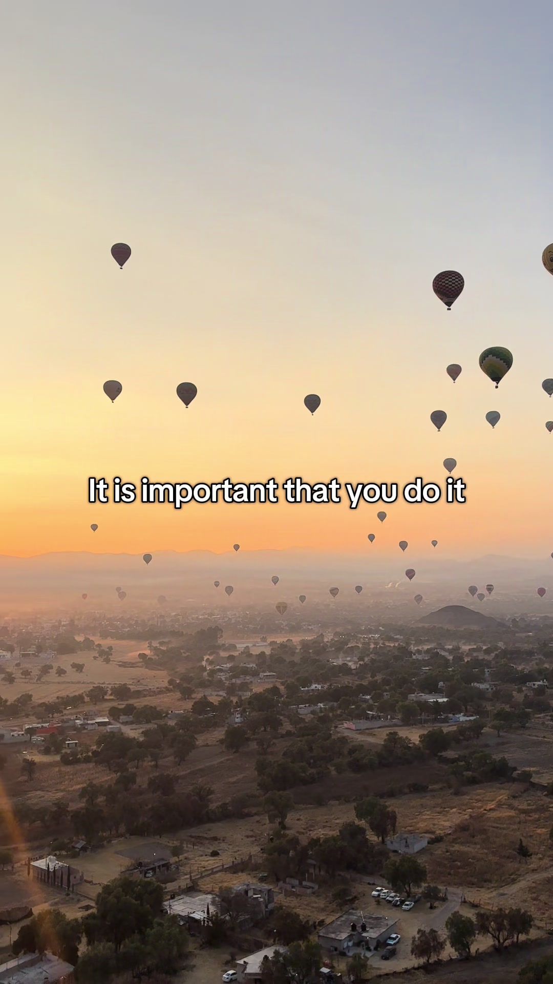Take that hot air balloon over Teotihuacán! It is so worth it. #cdmx #mexico #teotihuacan #hotairballoon #mexicocity