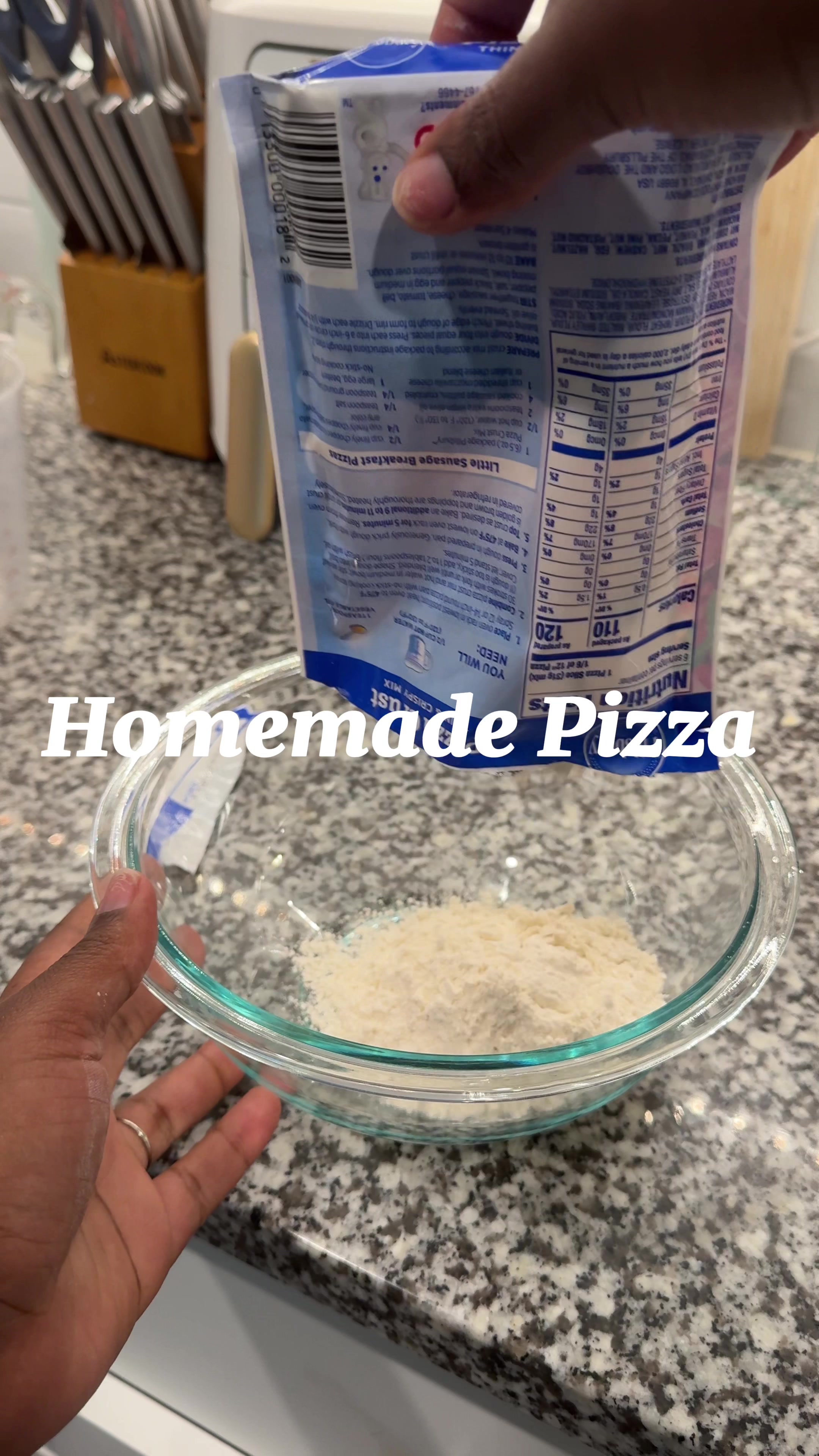 I haven’t made homemade pizza in a minute, but this is super simple and 🤤 @Pillsbury #homemadepizza #easydinner #qui...