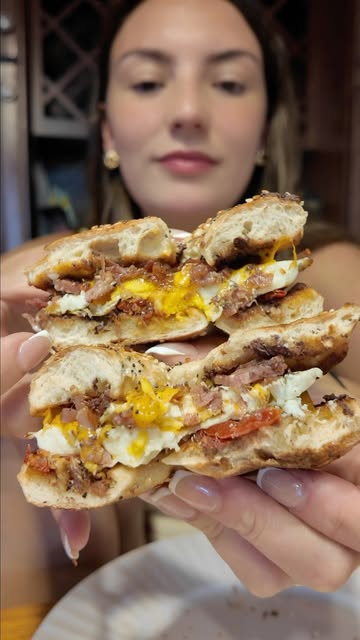 Breakfast doesn’t have to be boring. 🥯🍳 This everything bagel with egg, crispy prosciutto, and sun-dried tomatoes i...