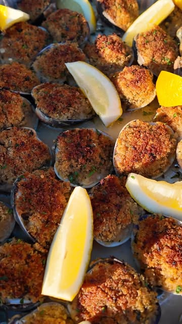 If baked clams are on the menu, I’m ordering them every single time 🤌🏼🐚 But when I make them at home? Extra garlic...
