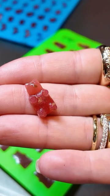 Beauty benefits in a gummy that the whole fam can enjoy? 👀 @neversinknaturals gelatin is naturally rich in collagen...