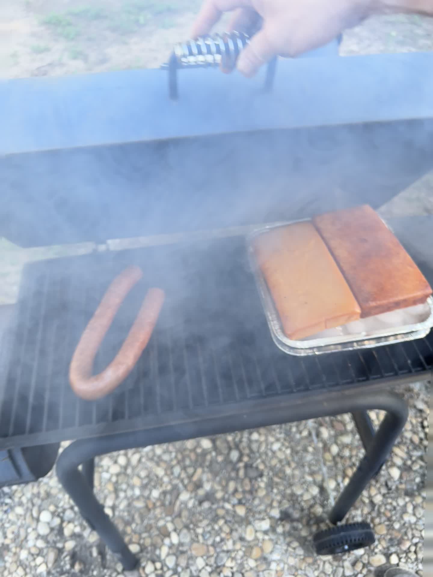 Smoking some meat and cheese 😍