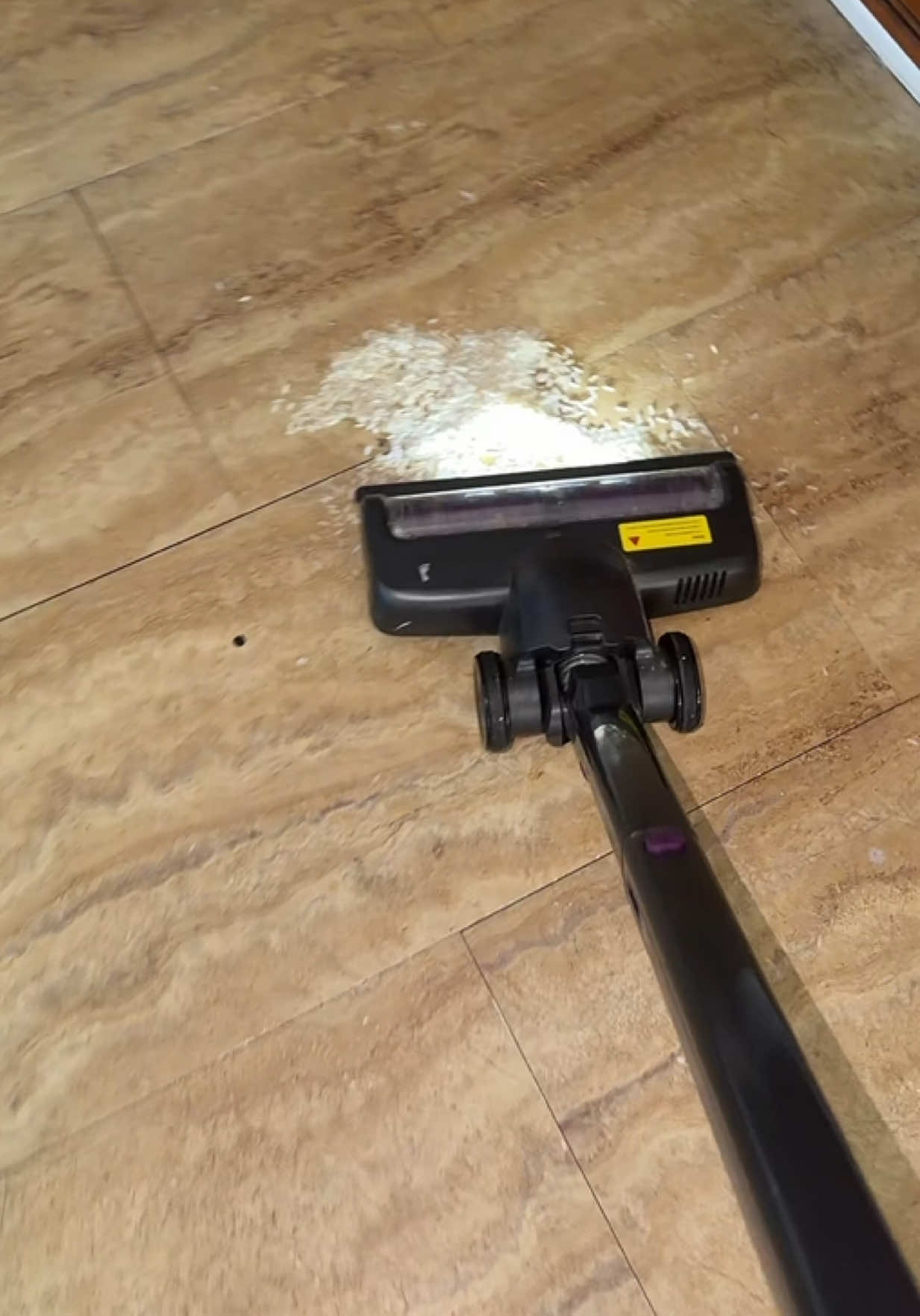 Si quieres una limpieza rápida sin estar cargando una aspiradora pesada, mira esta. 🧹✨ #vaccumcleaner #vaccum #homec...