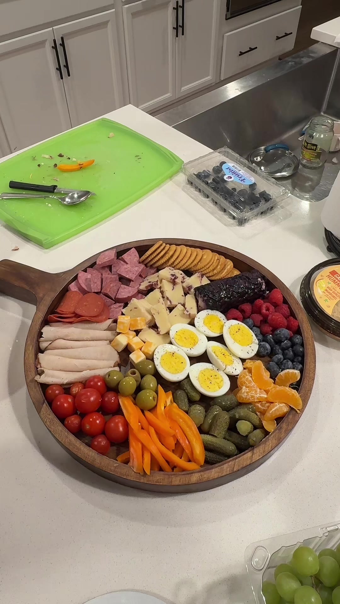 Easy charcuterie board dinner the kids love 🧀 Once a week, new foods, zero complaints.. -Summer sausage, turkey roll...