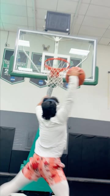 How I became the swaggiest hooper around town🏀 @apple #airpodmax #airpodmax #headphones #ugc #funny