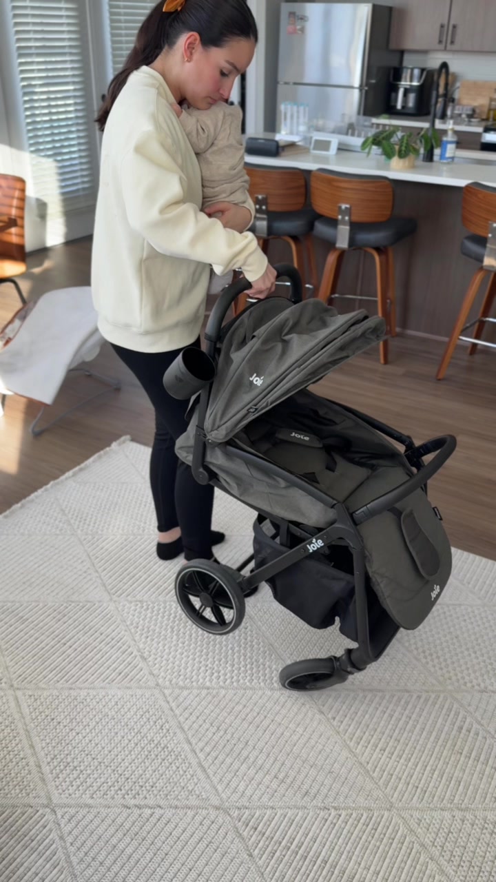 Ser mamá significa elegir práctico, seguro y funcional 🤍 El JOIE Nutmeg se ha convertido en uno de mis esenciales po...