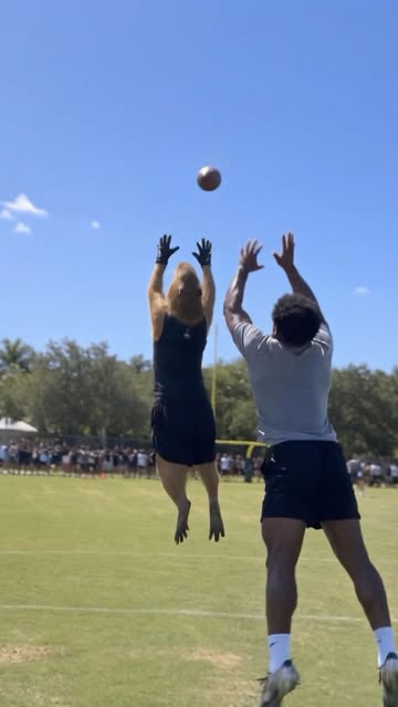 I’M LIKE THAT! Capy Papi can’t be stopped in 1v1 football 🏈🔥 #football #widereceiver #nfl Made in @higgsfield.ai