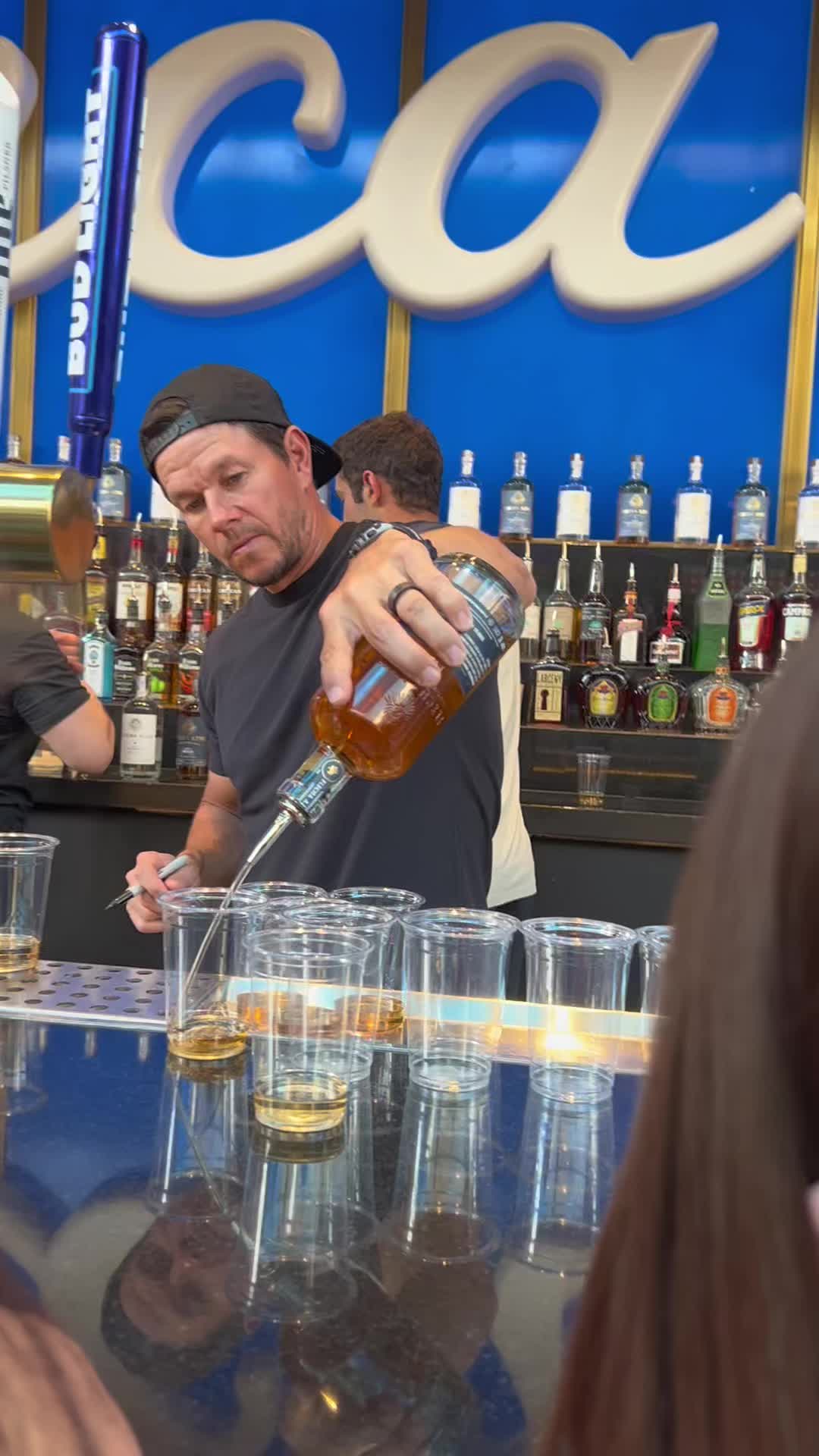 🥃🤩 #markwahlberg #markymark #flechaazultequila #tequila #shots #circa #circalasvegas #circabar #alcohol