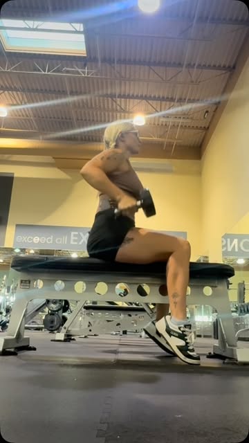 Fun fact, I’m so short, my feet almost dangle off the bench lol 💁🏼‍♀️🤓🤭