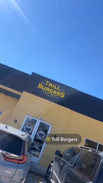 8hrs in Houston. 1st stop @trillburgers yooooooooo this was fire 🔥 @bunb 🫡 #nonrevlife ✈️ 🤘🏾