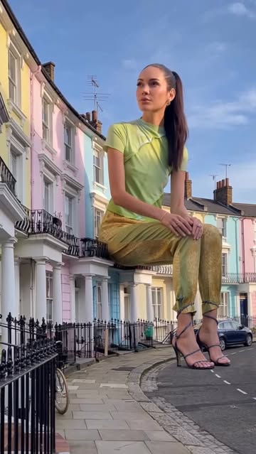 There’s a giant walking around London 👀✨ Just casually taking over the city. Top by @ioannes.eu Pants by @collinastr...