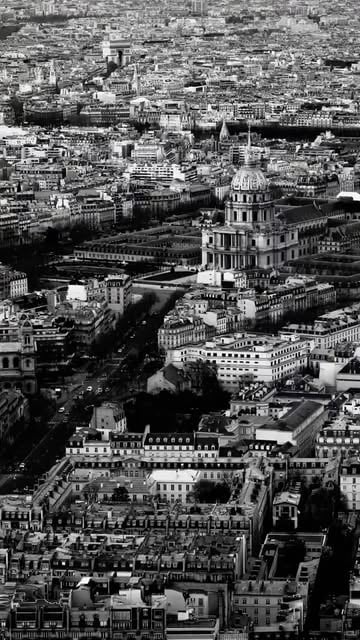 L’essentiel - R28. Sometimes we need the grey to focus on what is important. Have a new perspective and fix what we c...