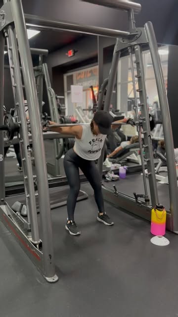 Those glute camp workouts just hit different! Over here daydreaming about getting this equipment closer to home 😍 ....