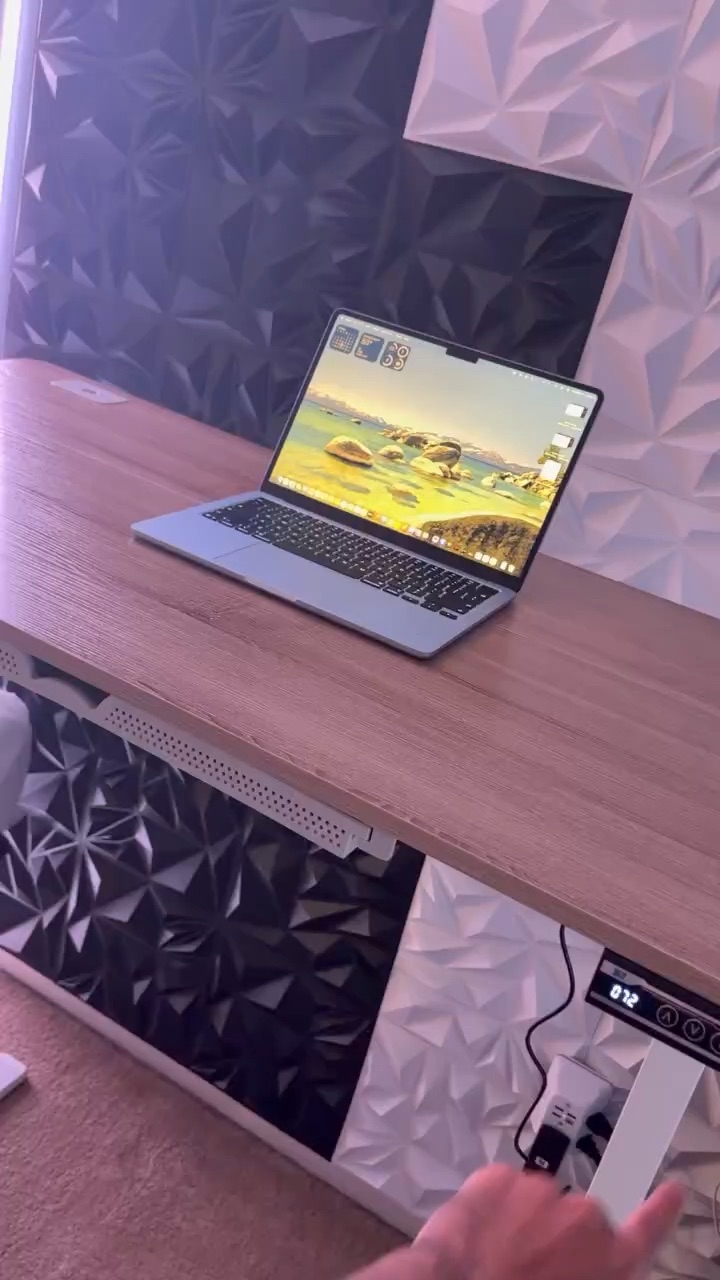 Height adjustable standing desk